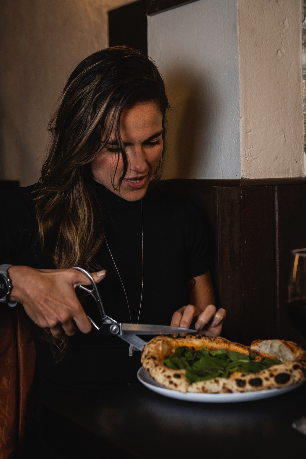 Cortando pizza com tesoura