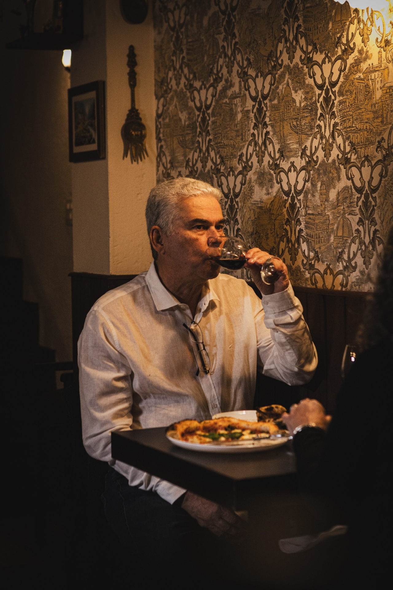 Vinho e pizza no salão