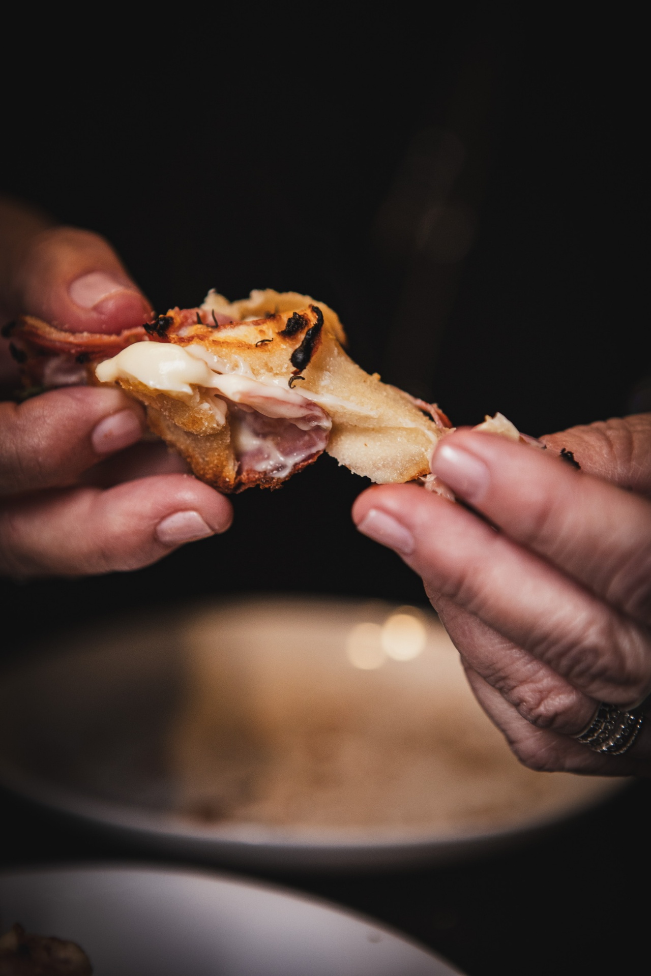 Pedaço de pizza nas mãos