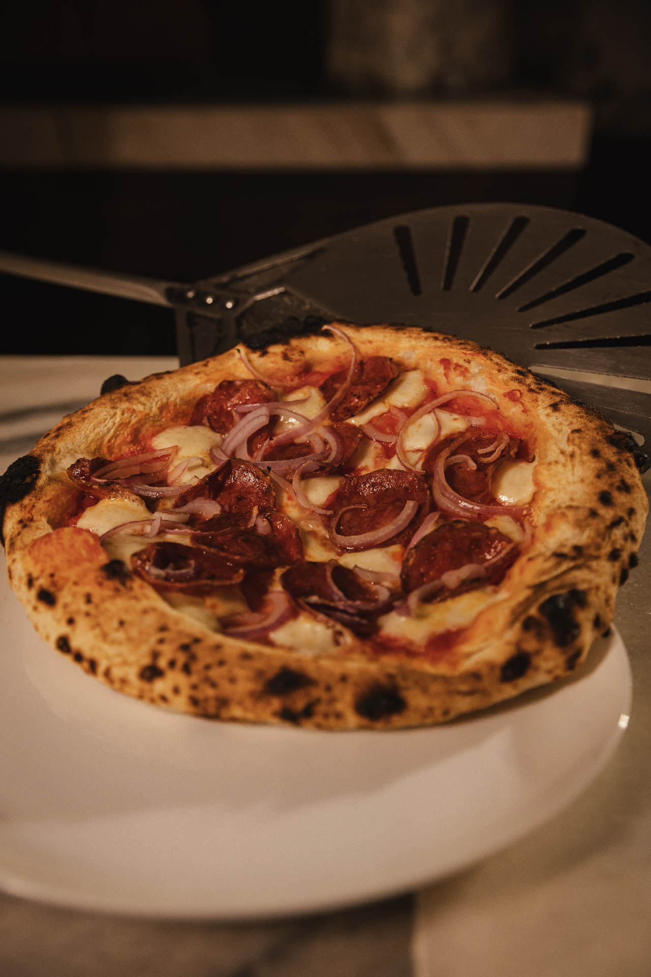 Pizza diavola saindo do forno